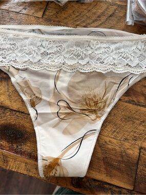 5 pr lot Soma NWT Lace-Trim Floral thong Panty in Cream L tag free